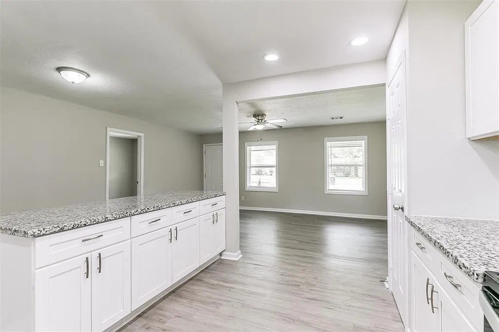 4 bed, 2.0 bath, 1500 sqft, $1,900 — Photo 4