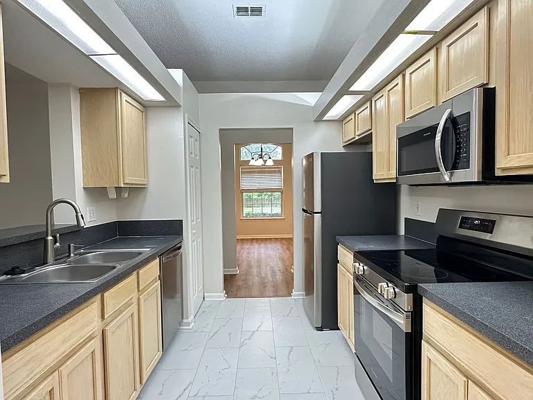 1803 Canterbury Ln — Photo 10