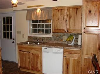 4th image of 102 White Oak Dr