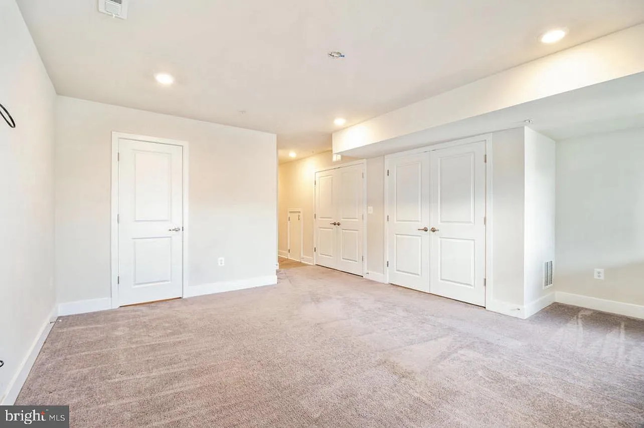 3 bed, 5.0 bath, 2496 sqft, $3,400 — Photo 3