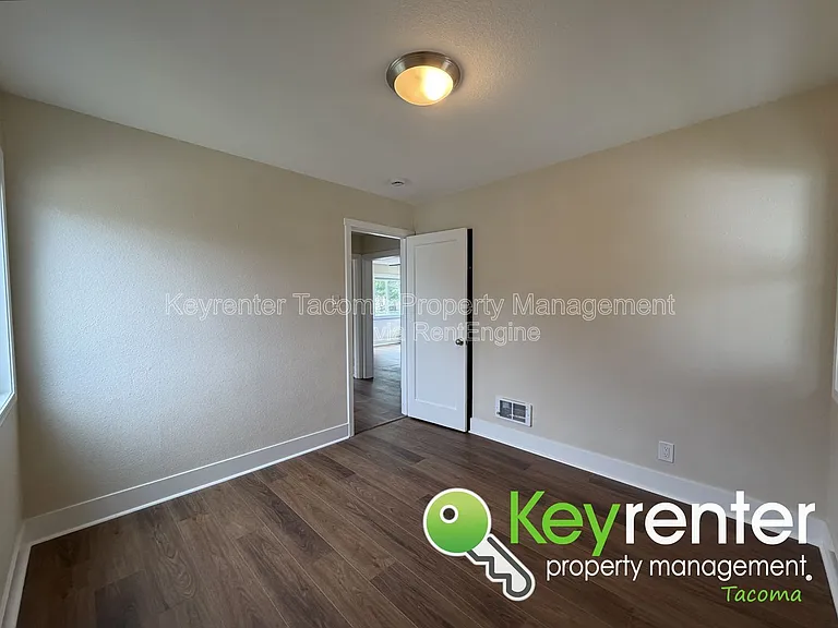 1047 S Rochester St — Photo 8