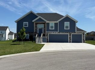 16338 Lois Ln, Basehor, KS 66007