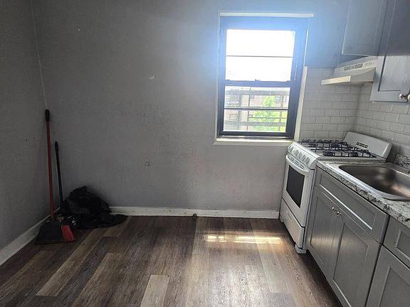 3rd image of 63 Belgrove Dr #3CA