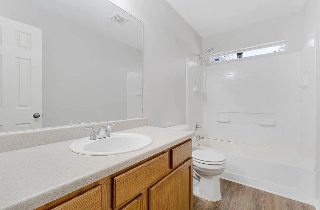 325 Fuller St — Photo 4