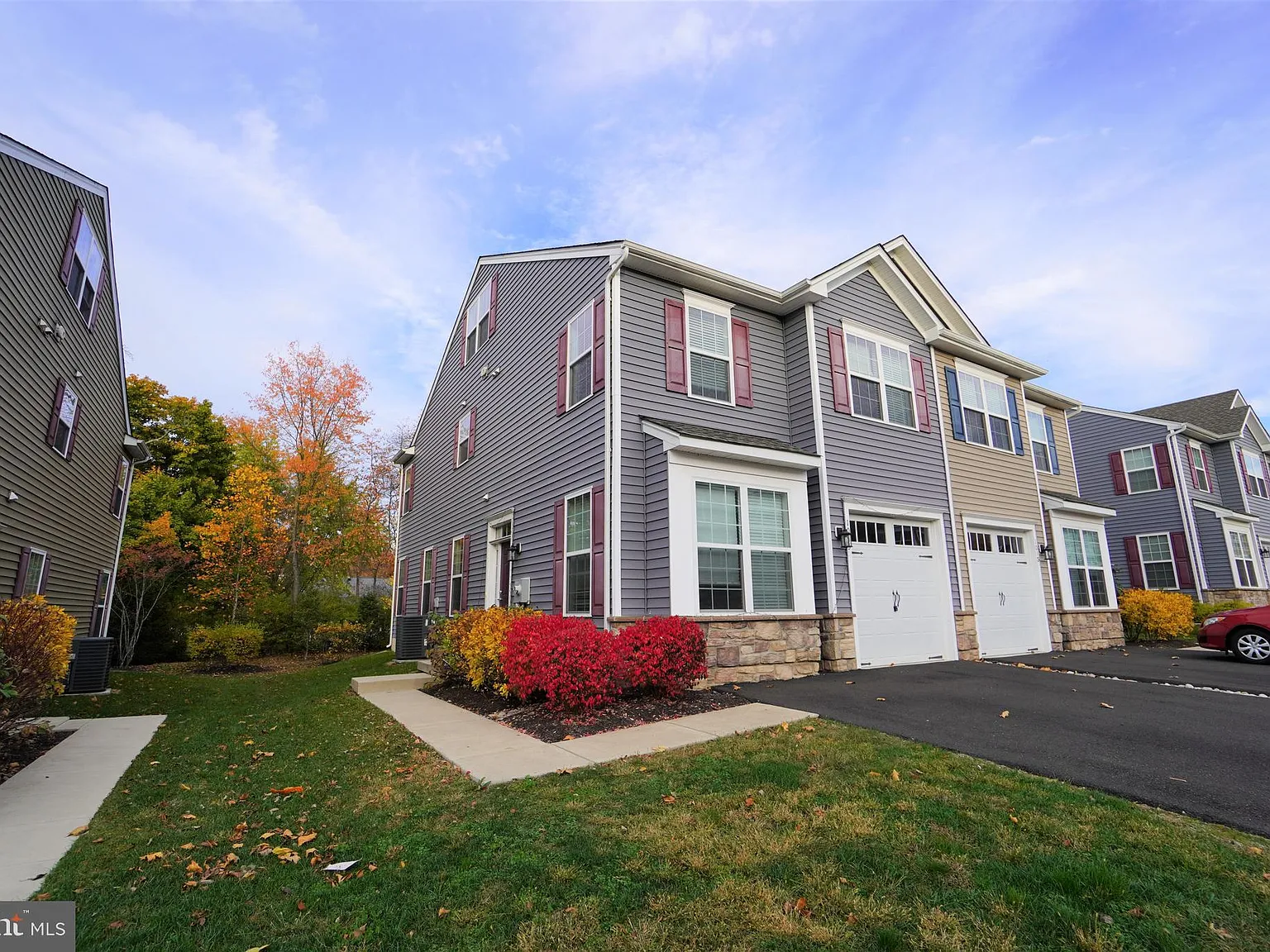 4 bed, 2.5 bath, 2076 sqft, $3,200 — Photo 2