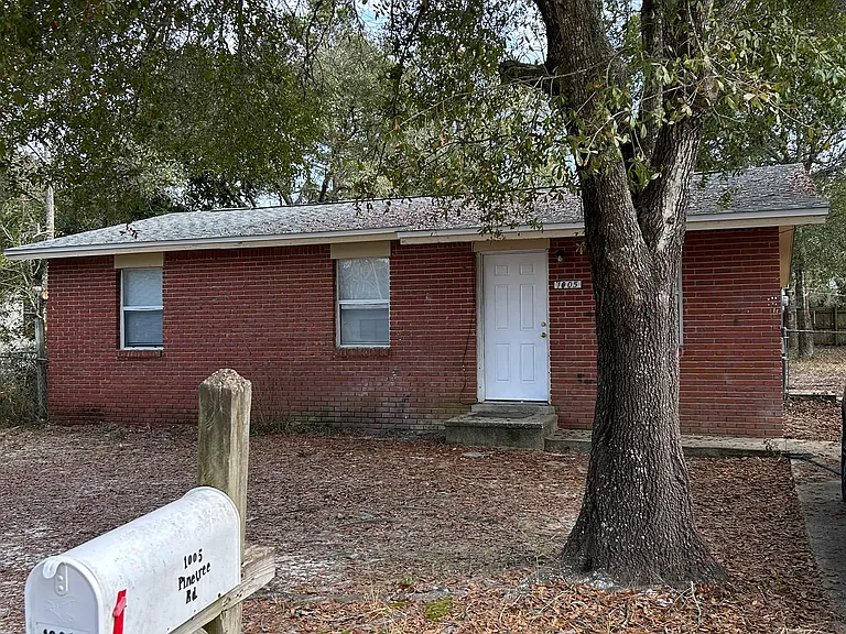 1005 Pinetree Rd — Photo 1