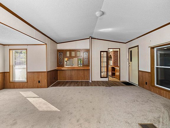 4th image of 2128 Laura Dr