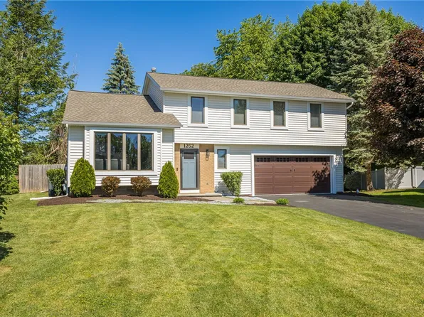 1252 Pine Hill Ln, Farmington, NY 14425
