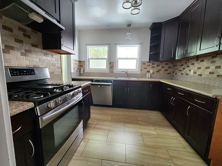 1544 S Van Ness Ave — Photo 16
