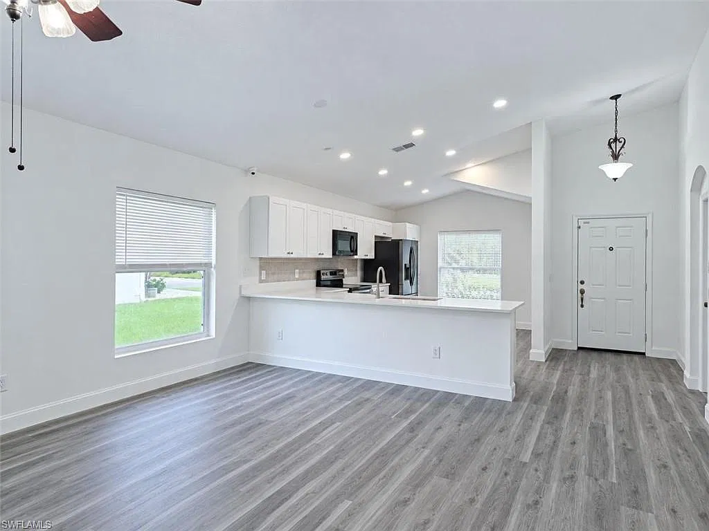 3 bed, 2.0 bath, 1506 sqft, $2,200 — Photo 2
