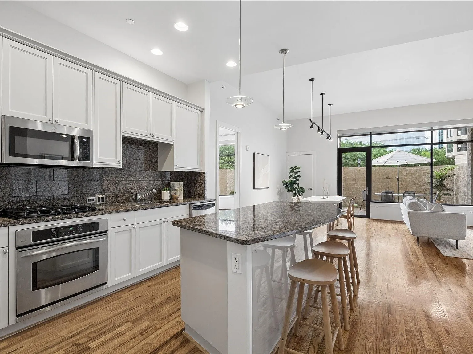 2 bed, 2.0 bath, 1607 sqft, $3,200 — Photo 2