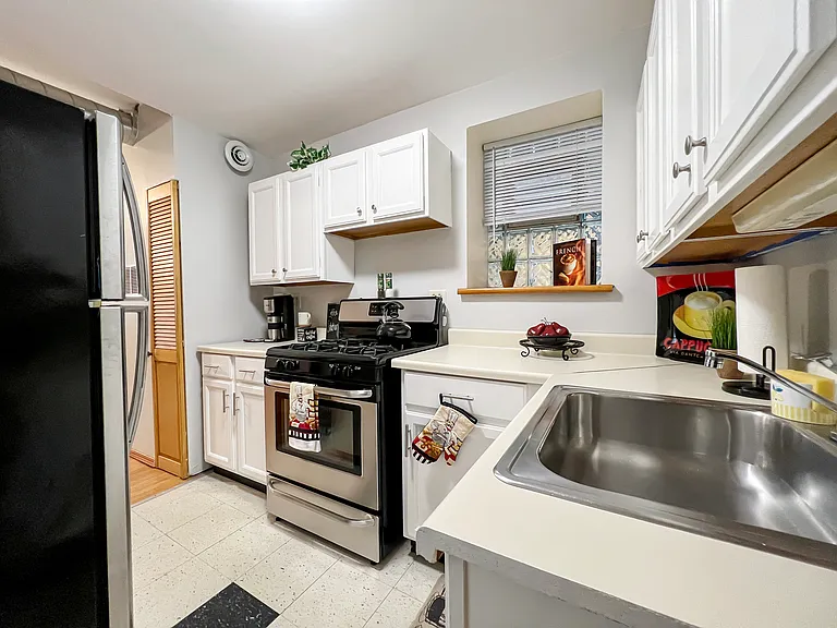 1214 N Paulina St — Photo 14