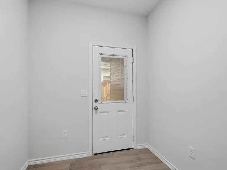 16902 Balmoral — Photo 21