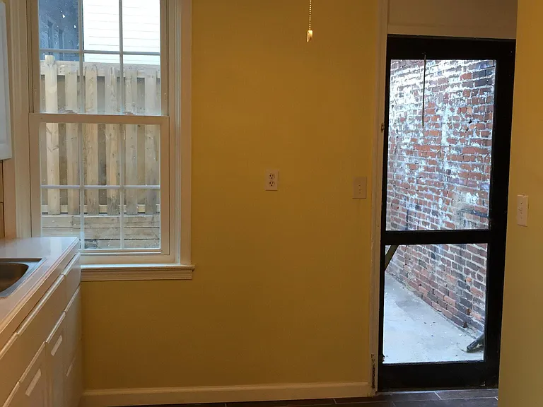 892 Tyson St — Photo 5