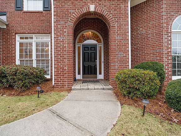 Bedroom on main with full ba