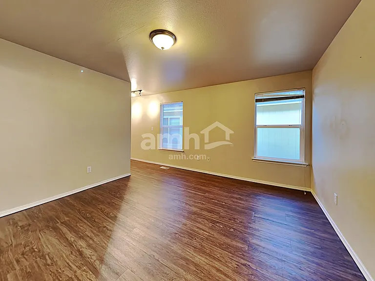 2709 9th St SE — Photo 8