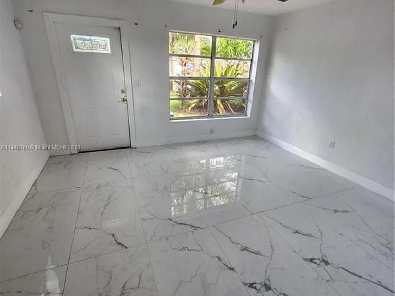 1420 N 70th Ave — Photo 5