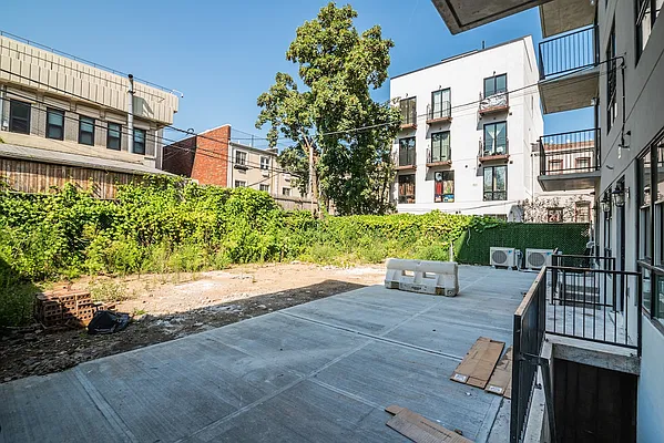 Rented by EXR | media 22