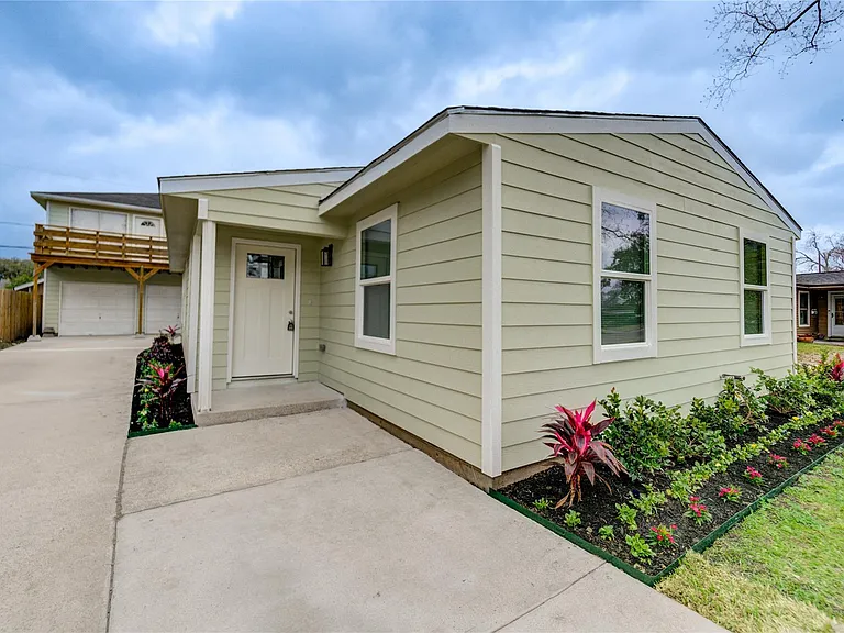6603 1/2 Narcissus St — Photo 5