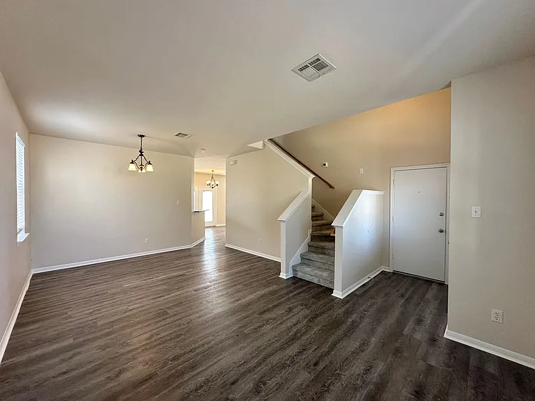 202 Crowfoot Dr — Photo 3