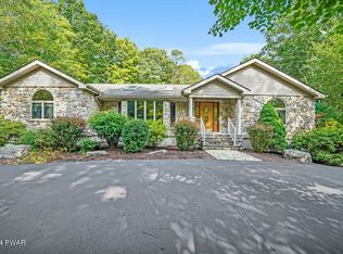 305 Maple Ridge Dr, Hawley, PA 18428