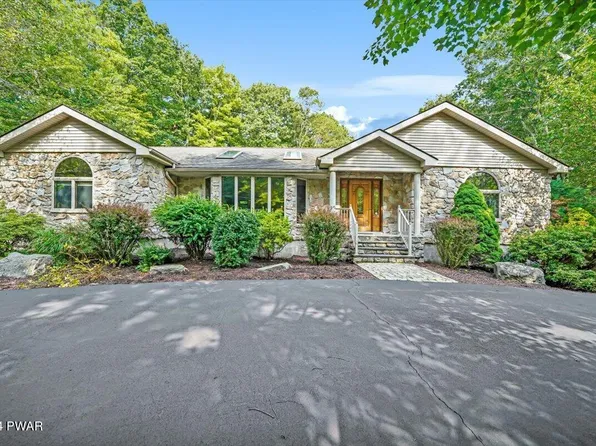 305 Maple Ridge Dr, Hawley, PA 18428