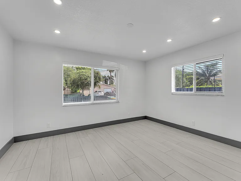 48 SW 13th St — Photo 25