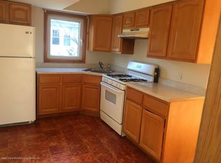 1082 W Fingerboard Rd, Staten Island, NY 10304