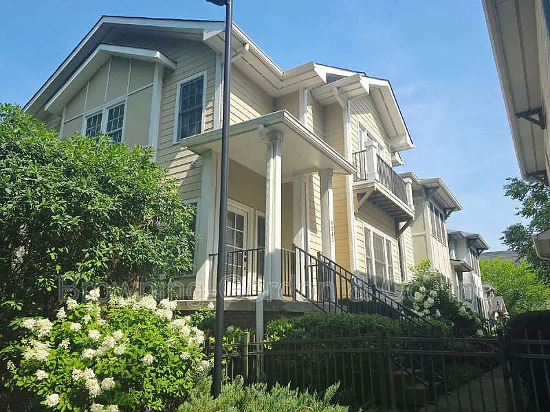 4017 Elkins Aly