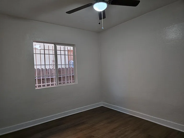 916 W 59th Pl #A — Photo 16