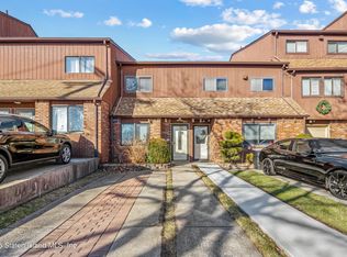 911 W Fingerboard Rd, Staten Island, NY 10304