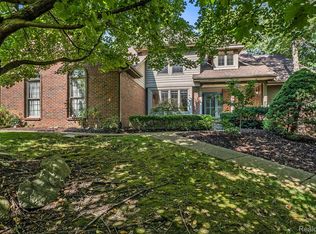 8020 High Point Trl, White Lake, MI 48386