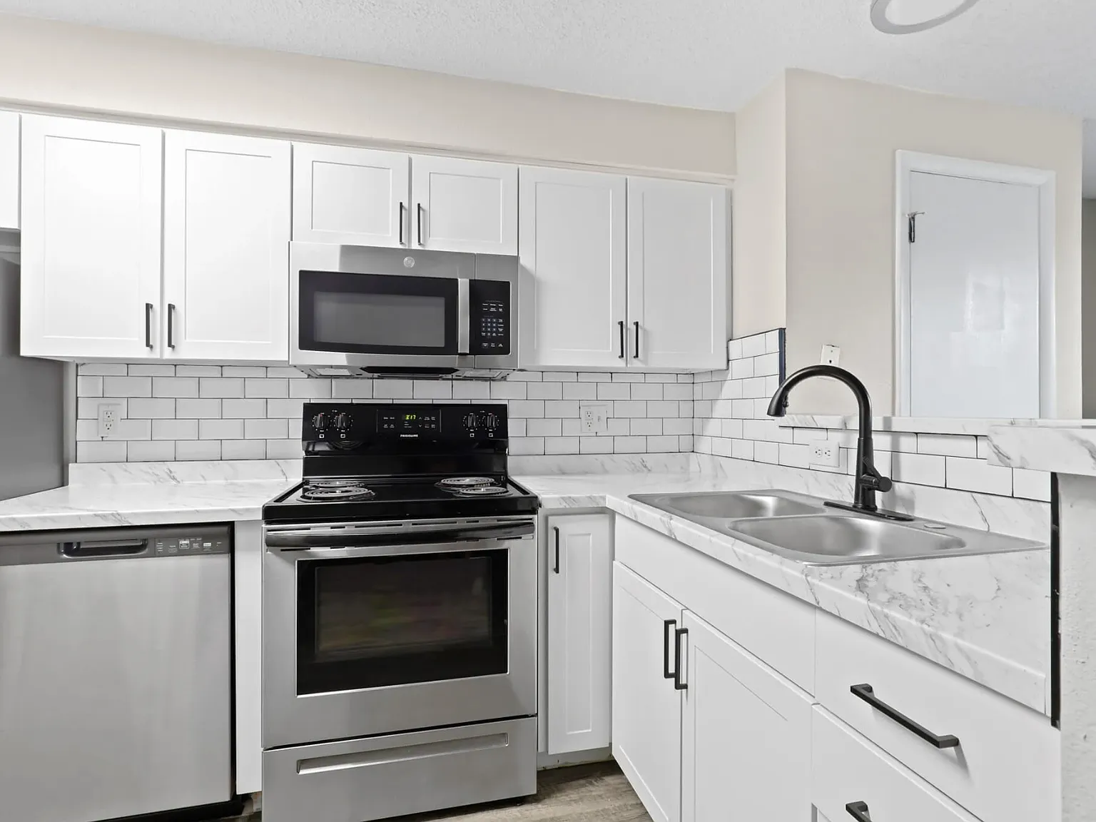 1 bed, 454 sqft, $961 — Photo 3