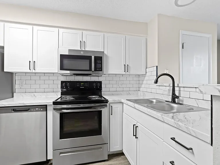 1443 Elizabeth St #202 — Photo 3