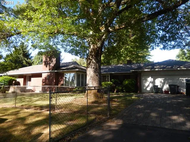 511 NE Birchwood Cir photo 1