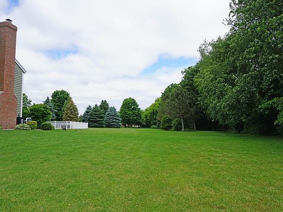 3rd image of W267N6608 Lakeview Ct