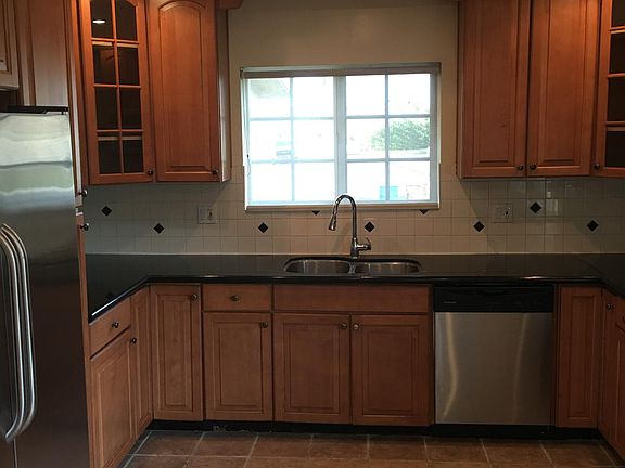 5th image of 1223 Charlemont Ave