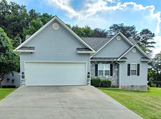 1126 Sunshine Dr, Dandridge, TN 37725