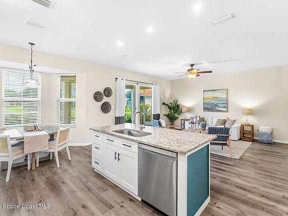 3rd image of 981 Shaw Cir