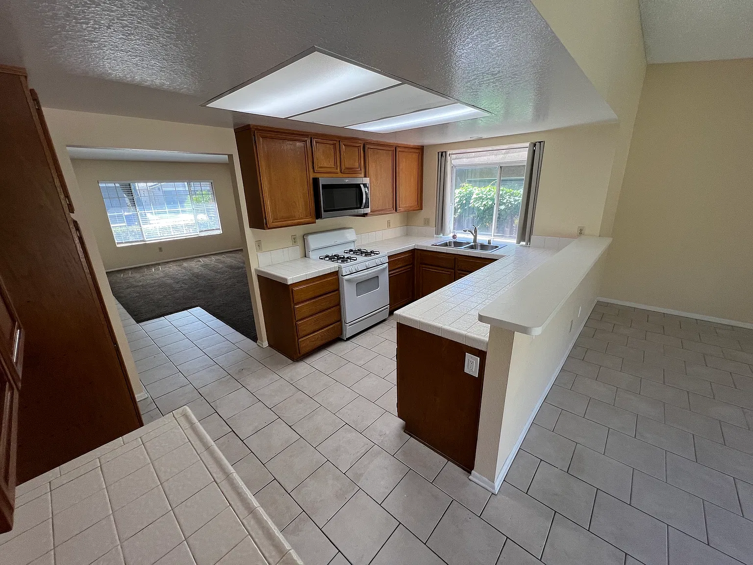 4 bed, 1595 sqft, $3,250 — Photo 3