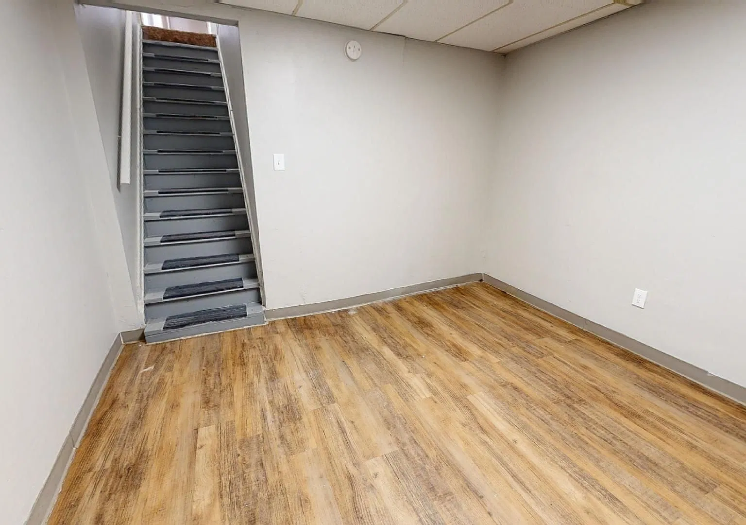 6904 Lorain Ave — Photo 2
