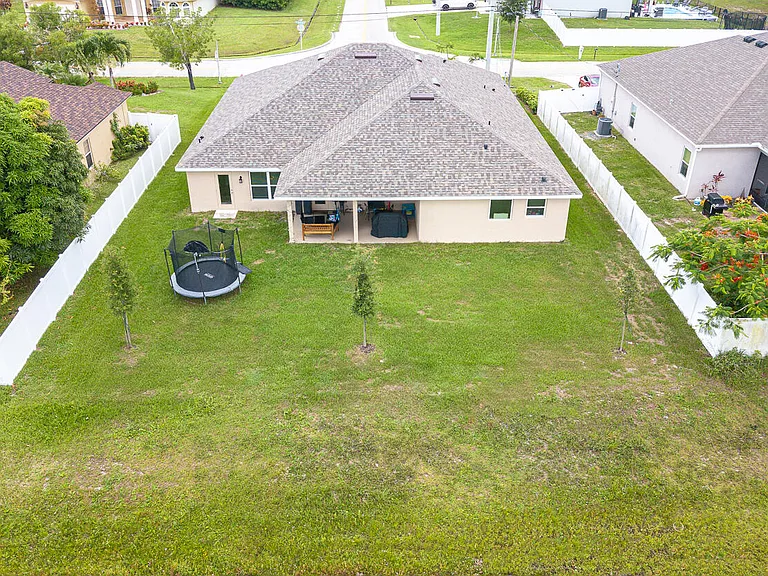 1399 SW Edinburgh Dr — Photo 3