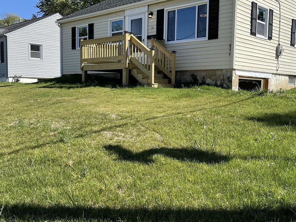 1st image of 10 Valley Dr