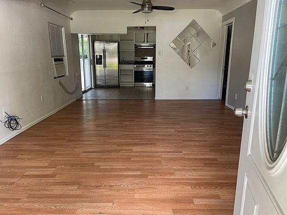 3rd image of 2825 W Irvington Pl