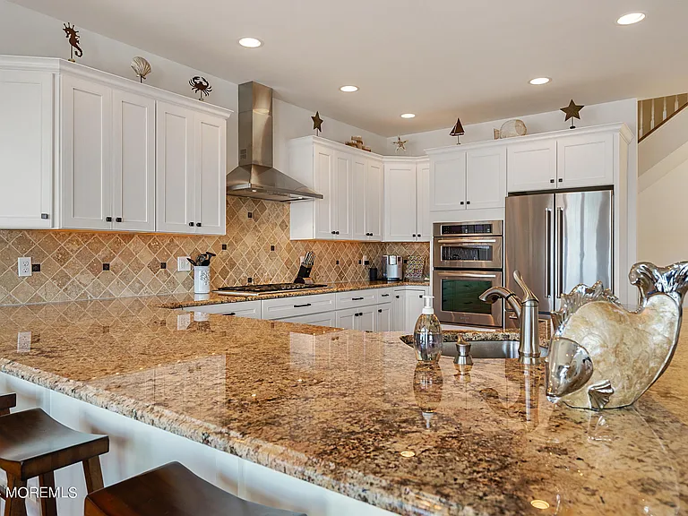 556 Riverside Dr — Photo 21