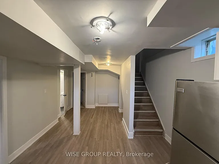 55 Purdy Cres #BASEMENT — Photo 10