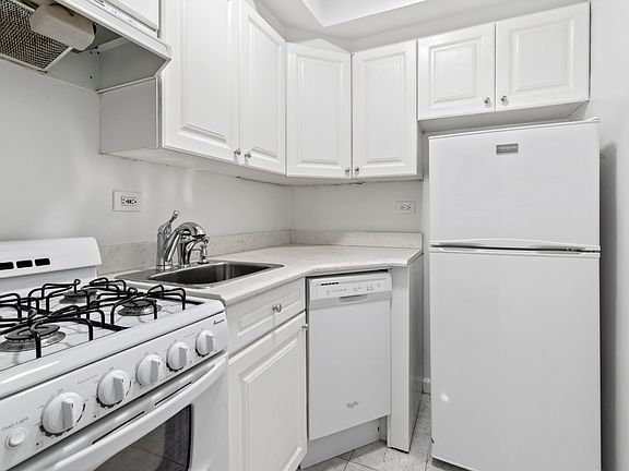 5th image of 45 W 67th St APT 10B