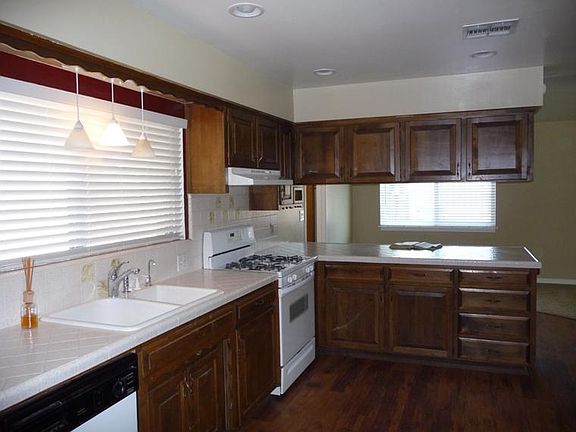 3rd image of 165 W Magnolia Ave