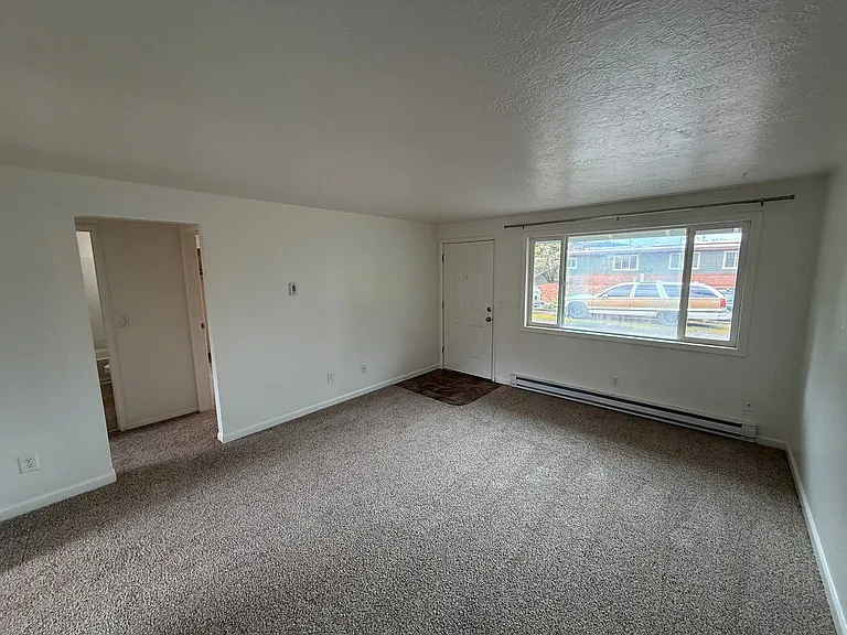 926 SE Uglow Ave #3 — Photo 2