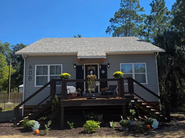 608 10th St W, Carrabelle, FL 32322
